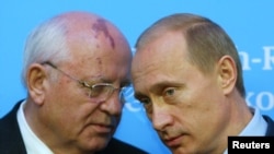 俄罗斯总统普京与前苏联领袖戈巴乔夫商议
