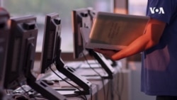 VOA英语视频: 非政府组织帮助低收入移民掌握计算机谋生技能