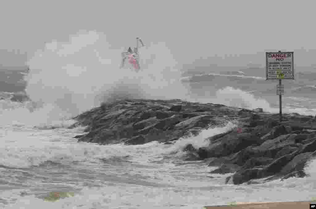 Waves and wind from Hurricane Irene pound the Rudee inlet jetty in Virginia Beach , Virginia. (AP Image)