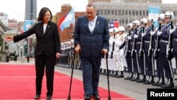  Цай Иньвэнь и Алехандро Джамматтеи во время церемонии его приветствия в Тайбэе, Тайвань, 25 апреля 2023 года.