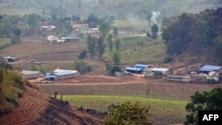 资料照：中国国旗在缅甸果敢与中国云南省临沧附近的边界上飘扬。（2015年4月6日）