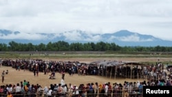 羅興亞難民在孟加拉國難民排隊領取食物