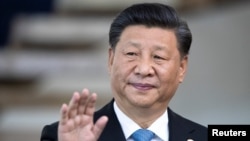 2019年11月14日，中國國家主席習近平在巴西的巴西利亞參加金磚國家峰會前向媒體致意。（路透社）