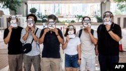 資料照：支持民主的香港跨工會聯盟的支持者2021年7月23日在西九龍法院外戴上羊面具抗議。香港言語治療師總工會成員現在因“羊村”系列兒童繪本被警方國安處人員拘捕，指控他們涉嫌“串謀刊印、發布、分發、展示或複制煽動刊物”罪。