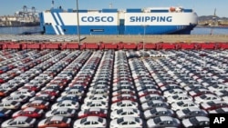 中国山东烟台港的汽车装运（2021年12月7日）