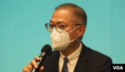 香港医务卫生局长卢宠茂表示，希望尽快实行类似中国内地“健康码”的防疫手机应用程式“安心出行”实名制，限制高风险及居家检疫人士在社区活动 (美国之音/汤惠芸)