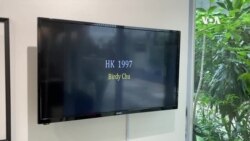 香港藝術家朱迅向美國之音記者介紹錄像作品 (1)