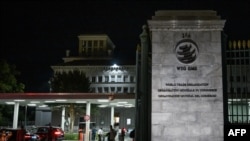 2022年6月17日，在日內瓦舉行的世界貿易組織(WTO)第十二屆部長級會議期間，代表團成員站在世貿組織總部的入口處。（法新社）