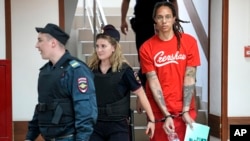 美國籃球明星布蘭妮·格里納被帶進莫斯科郊外的一家法庭（2022年7月7日）