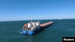 俄罗斯一艘货船2022年7月3日在土耳其的卡拉苏港。（路透社）