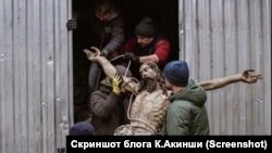 Эвакуация распятия из Армянской церкви во Львове (Скриншот блога К.Акинши).