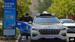 中國北京首鋼園區裡一輛正在營運的百度「蘿蔔快跑」自動駕駛計程車（資料照片，2021年5月2日）