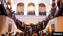 由於經濟崩盤導致連續幾個月的民怨沸騰，斯里蘭卡成千上萬的示威者星期六（7月9日）分別衝進首都科倫坡的總統官邸和秘書處，不過戈塔巴雅∙拉賈帕克薩（Gotabaya Rajapaksa）總統當時既不在官邸，也不在秘書處。