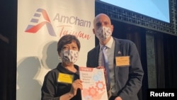 台灣美國商會副會長吳王小珍（左）與台灣美國商會執行長魏立安（Andrew Wylegala)手持週三發表的2022台灣美國商會白皮書。 （2022年6月22日）