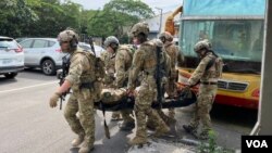 民間軍警專長訓練公司極光訓練於6月18日模擬兩岸城市激戰，學員學習如何在戰場搬運傷員。(美國之音特約記者金谷攝)