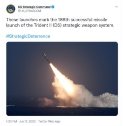美国战略司令部6月17日公布称，美国海军“俄亥俄”级战略核潜艇在加尼福利亚以西海域连续发射4枚“三叉戟”II (D5LE)洲际弹道导弹。（照片来源：推特截图）