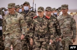 2022年美国陆军非洲司令部司令汤森德(左)和摩洛哥皇家武装部队法鲁克中将抵达摩洛哥西南部坦坦地区参加第二届年度“非洲雄狮”军事演习