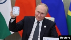 俄羅斯總統普京在莫斯科出席第十四次金磚五國峰會期間舉杯致敬。（（2022年6月23日）