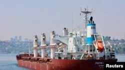 Российский сухогруз «Матрос Кошка» проходит Босфорский пролив по направлению в Средиземное море. Стамбул, Турция 27 мая 2022 года.