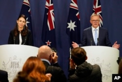 新西蘭總理阿德恩（左）在悉尼訪問期間和澳洲總理阿爾巴尼斯出席記者會。 （2022年7月8日）
