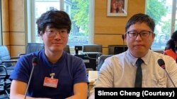 鄭文傑(左)與周庭希(右)出席在瑞士日內瓦聯合國人權事務委員會的會議 。(圖片來源：鄭文傑臉書網站)