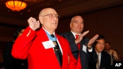 “榮譽勛章”獲得者赫歇爾·“伍迪”·威廉姆斯在亞特蘭大參加全國愛國主義基金會主辦的榮譽勛章午餐會。(2022年5月11日）