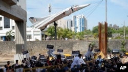 資料照片：國大黨工作人員在孟買抗議政府推出的縮短服役期的徵召新兵計劃。 (2022年6月18日)