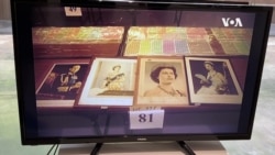 香港藝術家朱迅向美國之音記者介紹錄像作品(2)