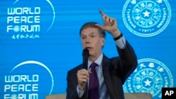 资料照：美国驻华大使伯恩斯（Nicholas Burns）在北京召开的世界和平论坛上讲话。（2022年7月4日）