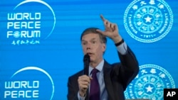 資料照片：美國駐中國大使伯恩斯在北京召開的世界和平論壇上講話。（2022年7月4日）