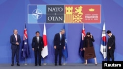 澳大利亞總理阿爾巴內斯、日本首相岸田文雄、北約秘書長斯托爾滕貝格、新西蘭總理阿德恩與南韓總統尹錫悅準備在北約馬德里峰會期間合影。(2022年6月29日)