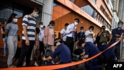 (資料照片 )2022 年 6 月 30 日，中國國家主席習近平到香港訪問前夕，香港警察在西九龍火車站外的一個記者採訪區內檢查記者的隨身物件與器材。