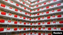 香港一座居民楼挂满中国国旗和香港旗帜。（2022年6月26日）