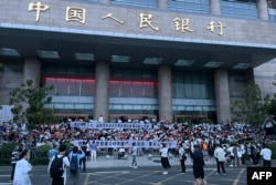 在河南郑州中国人民银行支行前储户们抗议银行冻结存款与官员腐败。（2022年7月10日）