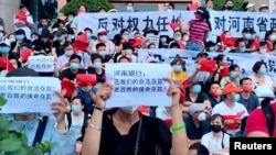 在中國河南一些農村銀行前抗議銀行凍結存款的儲戶。（2022年7月10日）