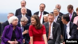 美國財政部長耶倫（左一）在德國科尼希斯溫特舉行的七國集團財長峰會上各國財長合影留念。 (2022年5月19日)