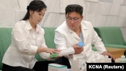 北韓官媒發布的領導人金正恩夫婦在查看自己捐獻的藥品。（2022年6月16日）