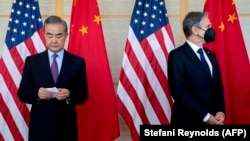 2022年7月9日美国国务卿布林肯(右)和时任中国外交部长王毅在印尼西亚度假胜地巴厘岛的努沙杜瓦出席会议