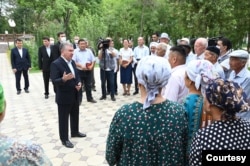 乌兹别克斯坦总统米尔济约耶夫在卡拉卡尔帕克斯坦首府努库斯与当地居民交谈。（2022年7月3日）