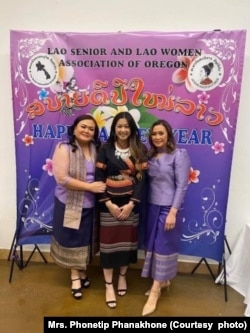 ຍານາງພອນທິບ ພະນະຄອນ ພ້ອມກັບລູກສາວ ໃນງານສະເຫຼີມສະຫຼອງ ປີໃໝ່ລາວ