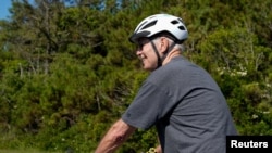 美國總統拜登在特拉華州的海濱騎車（2022年6月18日）