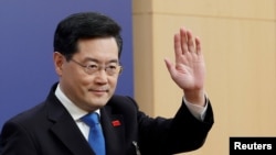 資料照片：2023年3月7日，中國外交部長秦剛參加全國人民代表大會期間新聞發布會時揮手致意。 （路透社照片）