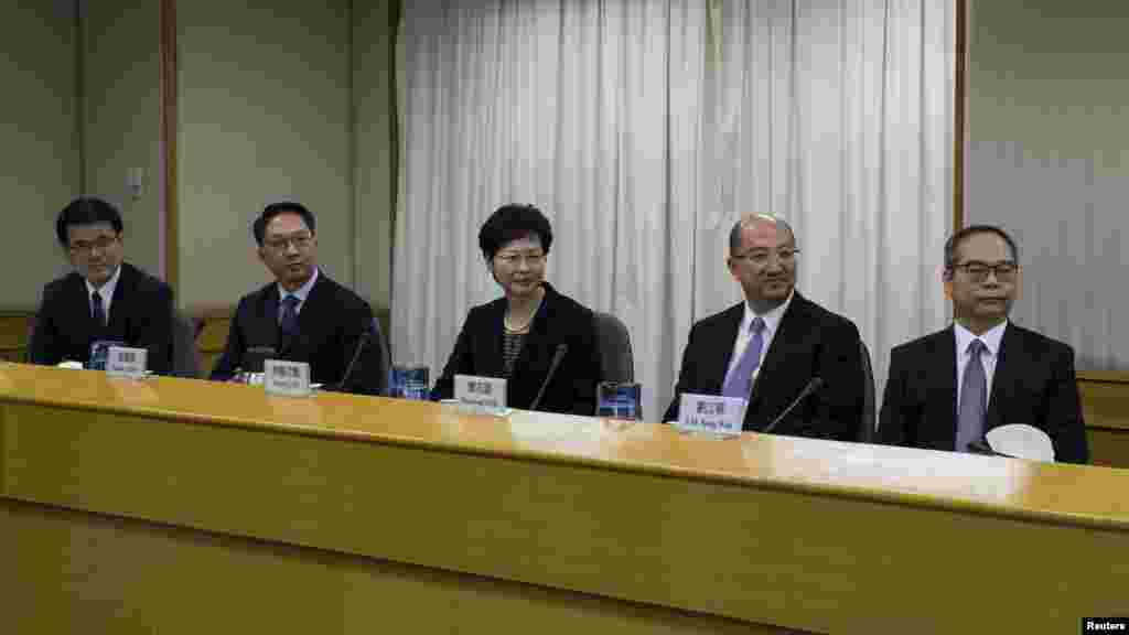 左起： 香港特区行政长官办公室主任邱腾华，律政司司长袁国强，政务司司长林郑月娥，政制及内地事务局局长谭志源和副局长刘江华。