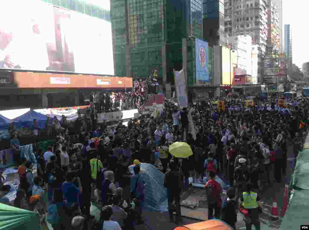 香港当局在旺角清场 (美国之音海彦拍摄)