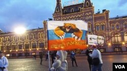 俄羅斯吞併克里米亞後，今年3月莫斯科紅場慶祝集會結束後的普京支持者。(美國之音白樺 拍攝)