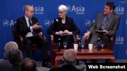 Pripadnik talibanskih snaga upire pištolj u demonstrante, koji uzvikuju slogane protiv Pakistana na domak pakistanske ambasade u Kabulu. 7. septembar, 2021. ( Foto: Stringer / Rojters )