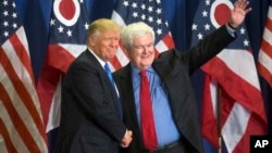 2016年7月6日共和党当选总统唐纳德·川普（左）和前议长金格里奇（右）在竞选集会中心