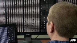 一个安全分析人员在爱达荷州福尔斯的美国政府网络防御实验室看代码