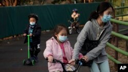 香港公園裡帶著口罩的市民和兒童。（2020年1月31日）