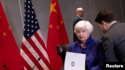 美國財政部長耶倫抵達舊金山與中國國務院副總理何立峰舉行雙邊會晤。 (路透：2023 年11月10日)